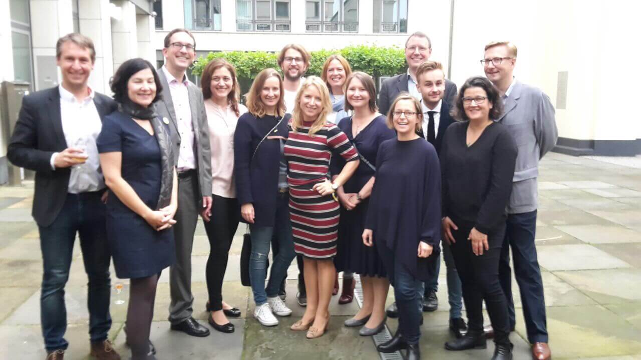 Daniela Kluckert feiert ihren Wahlerfolg mit Mitgliedern der FDP Pankow